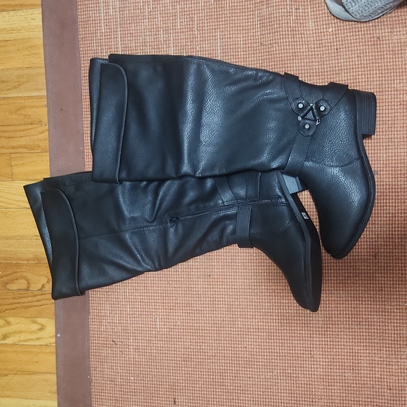 Boots - Picture 2 of 5